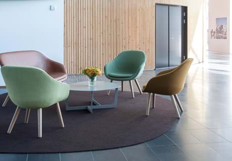 løst tæppe i filt på kontor